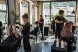 explorez les meilleurs coiffeurs spécialisés en couleurs à privas pour sublimer votre style avec des teintes personnalisées et tendances.