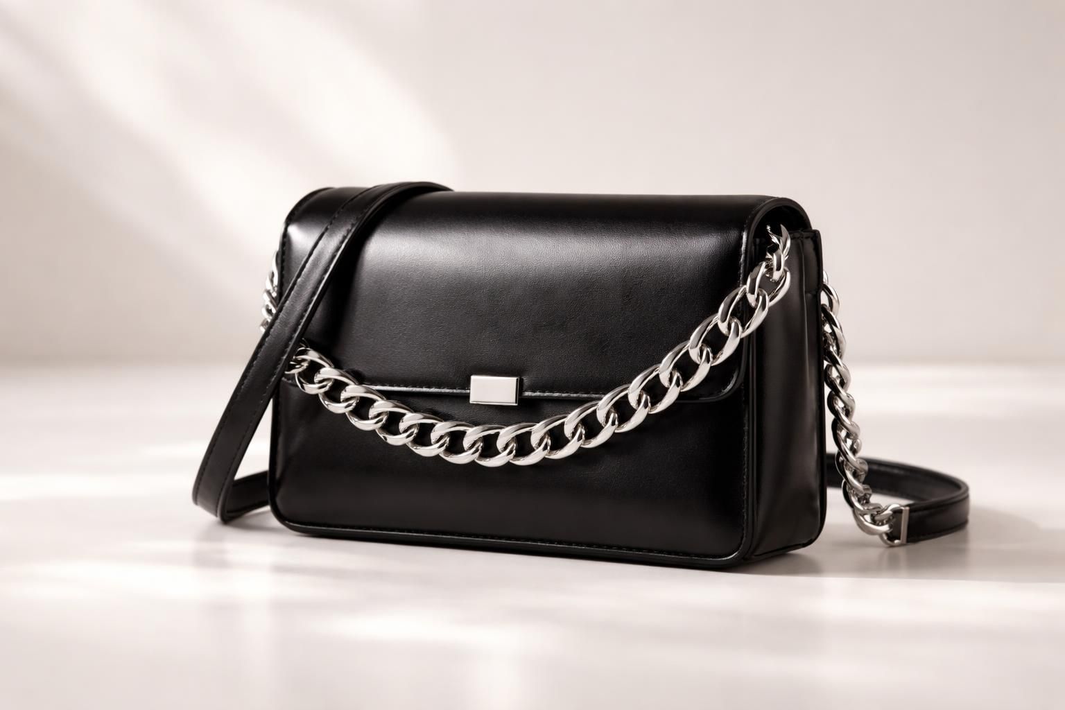 découvrez le sac noir bandoulière chaîne, alliant modernité et sophistication pour un style chic et contemporain, parfait pour toutes vos occasions.